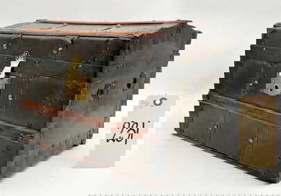 VINTAGE SALESMAN'S SAMPLE DOME TOP TRUNK WITH INSERT.