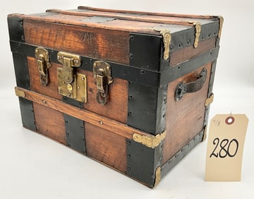 VINTAGE SALESMAN'S SAMPLE FLAT TOP STEAMER TRUNK.