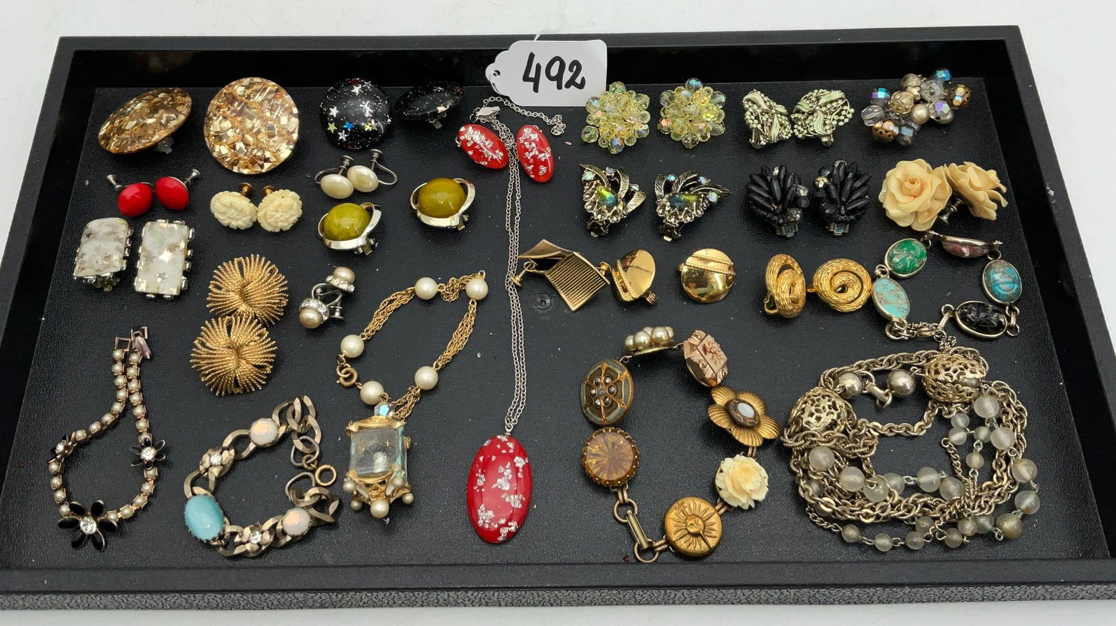 Vintage and Mid-Century Lucite, Bakelite, and Other Jewelry Items (1 of 5)