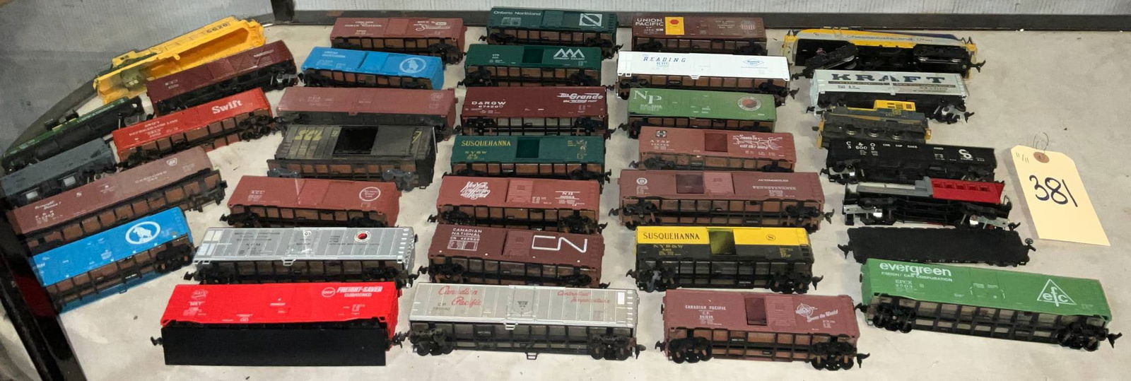 HO Scale Model Train Cars and Car Parts (1 of 6)