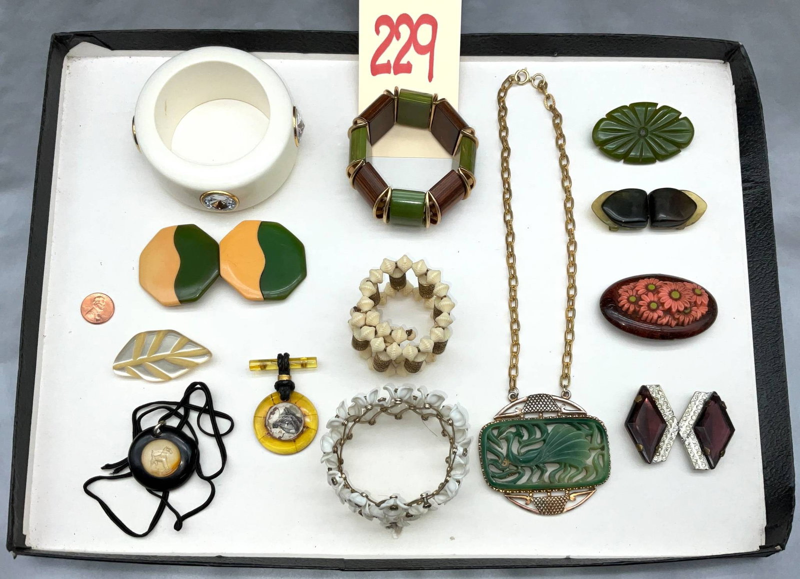 Vintage Bakelite and Resin Jewelry (1 of 9)