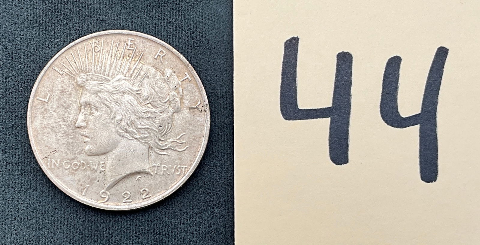 US 1922 Peace Dollar, Silver: KM-150. Designer Anthony de Francisci. This silver Peace Dollar was struck at the Philadelphia Mint and bears no mint mark. Peace Dollar / Eagle reverse.ConditionAll property is sold in "as is"