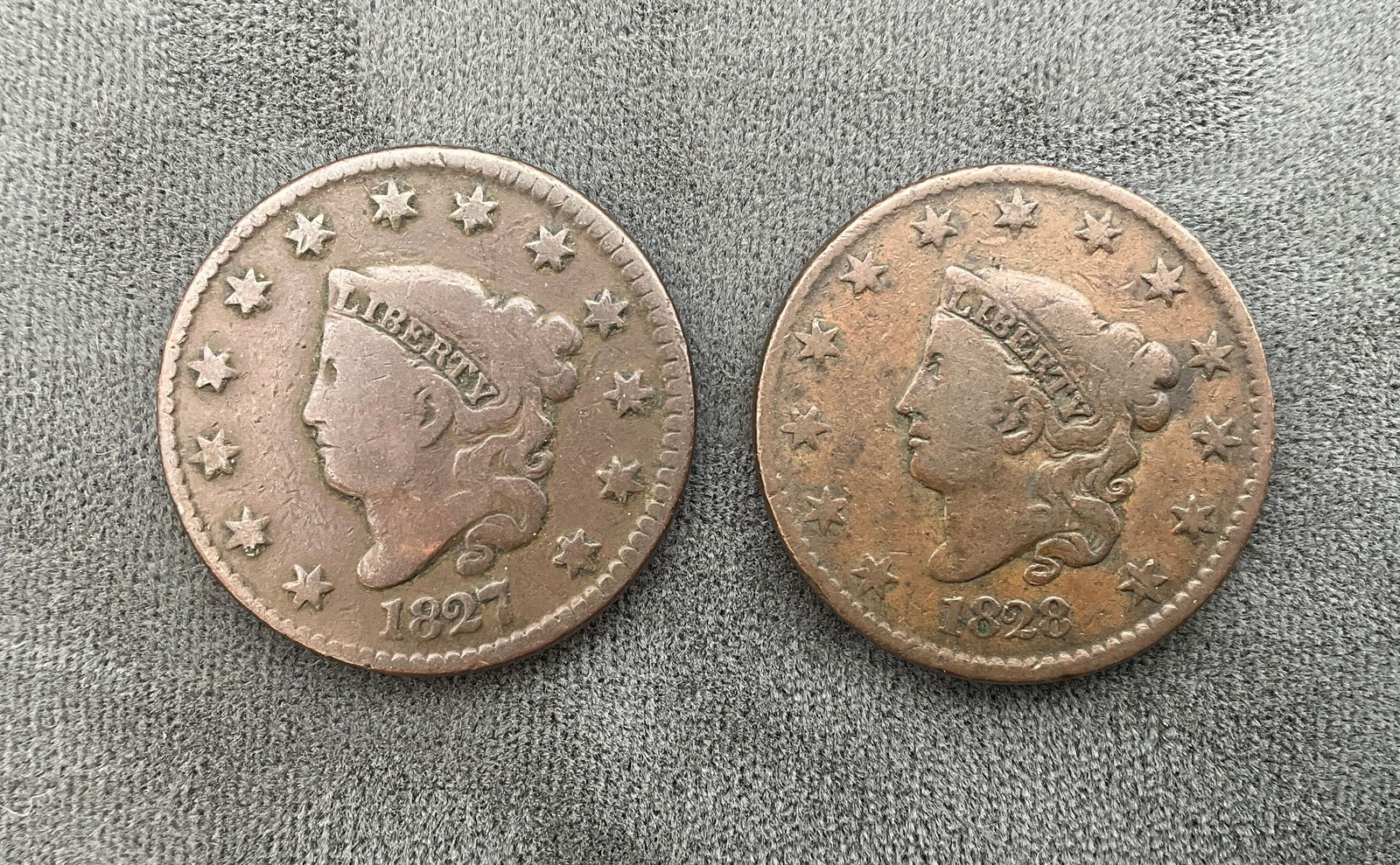 A Pair of US 1827 & 1828 Coronet Head Large Cents, Copper, KM-45 - 2