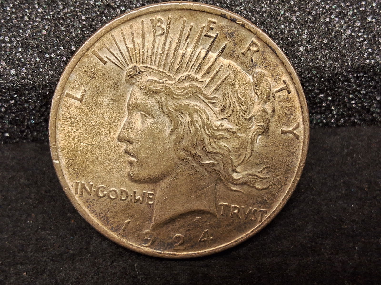 US 1924 One Dollar, Silver, KM-150: Catalog number KM-150. Designer Anthony de Francisci. Philadelphia Mint. Liberty / Eagle type. Total mintage for this issue was 10,138,000. Condition All property is sold in "as is" condition and all