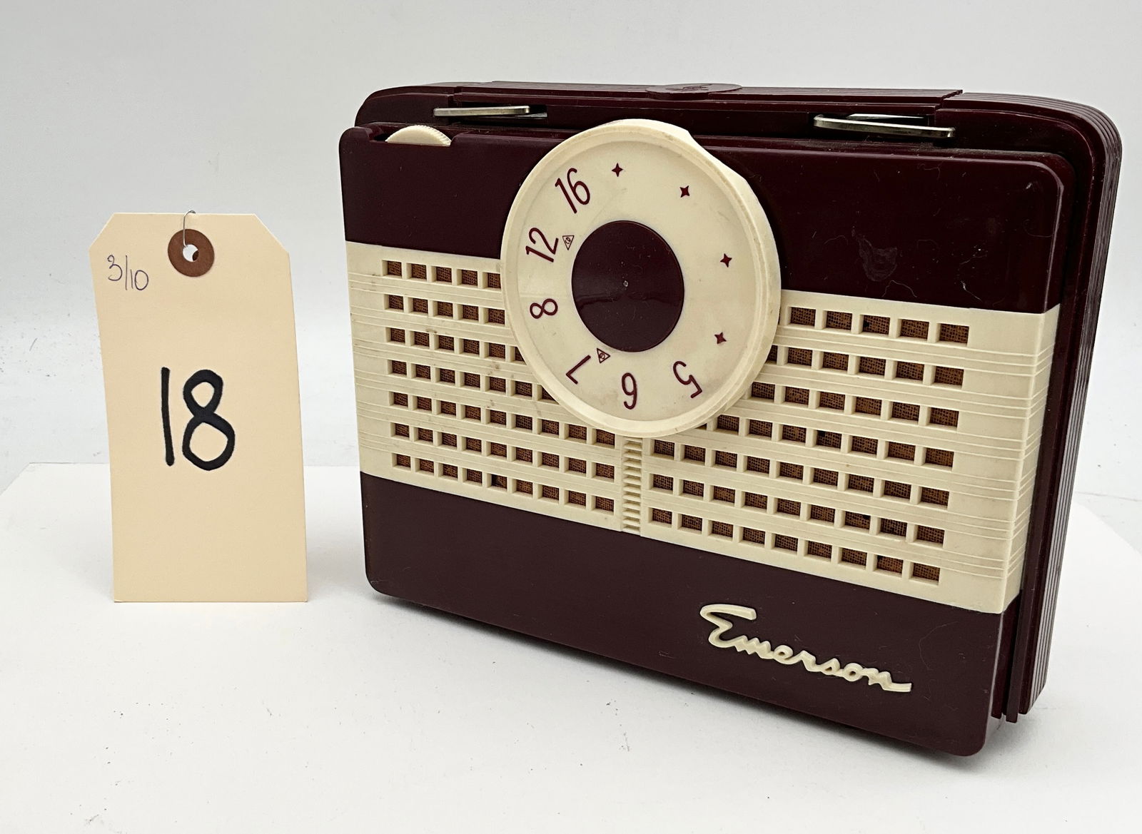 Emerson Model 850 Portable Vacuum Tube Radio, 1950s, As-is.: This mid-century Emerson Model 850 is a portable AM vacuum tube radio featuring a classic lunchbox design. The 8 inch by 6.5 inch cabinet is constructed from two-tone maroon and cream molded plastic w