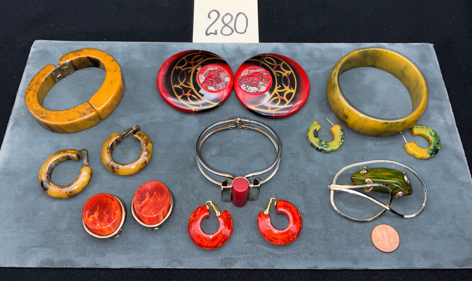 Assorted Vintage Bakelite and Base Metal Costume Jewelry Collection (1 of 3)