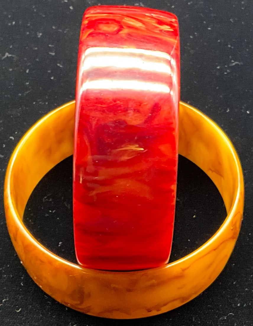 A Trio of Vintage Marbled Bakelite Bangle Bracelets - 2