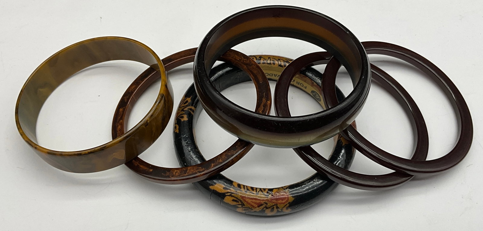 A Collection of Six Vintage Bangle Bracelets Including Bakelite and Oulivado - 2