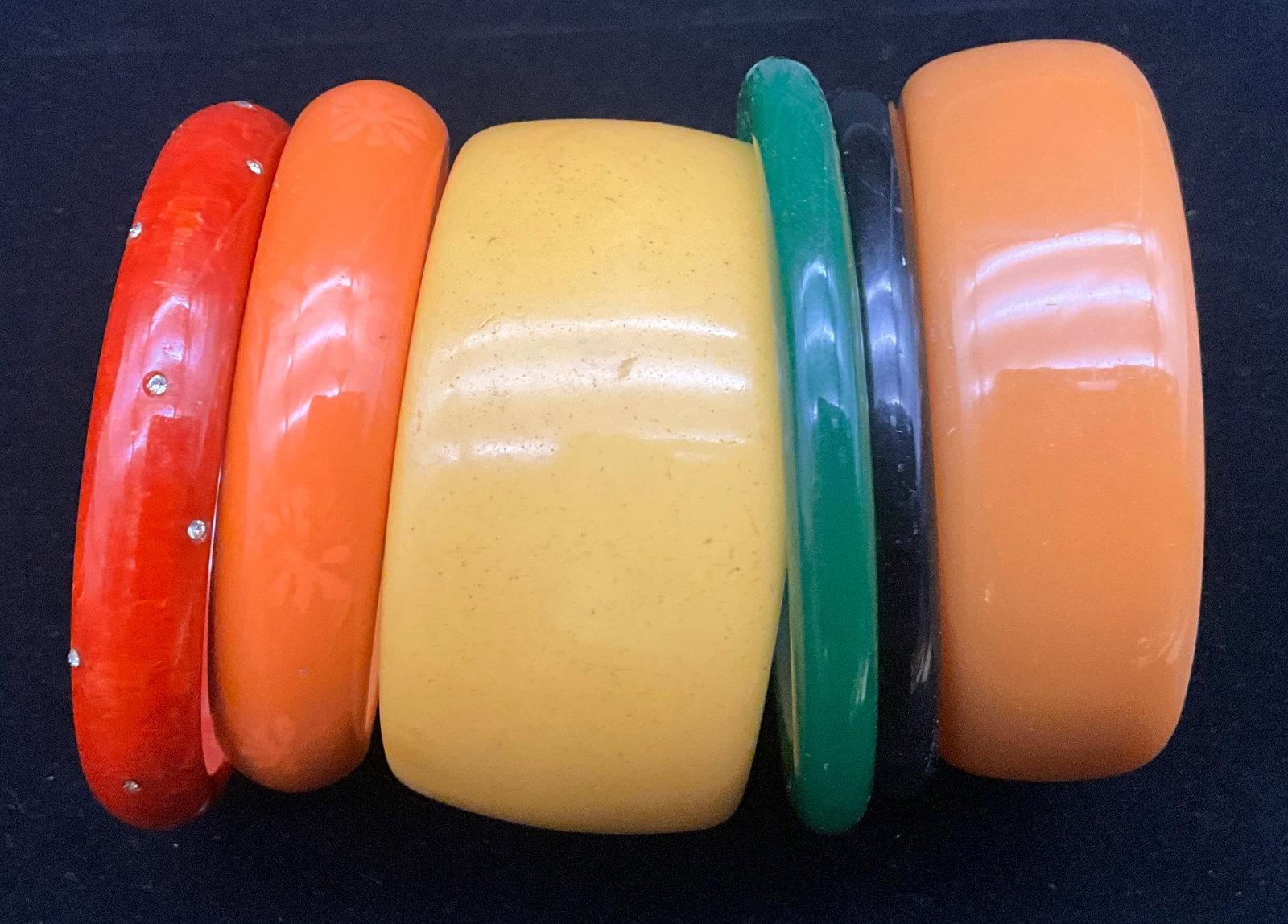 A Collection of Six Vintage Bakelite Bangle Bracelets - 3