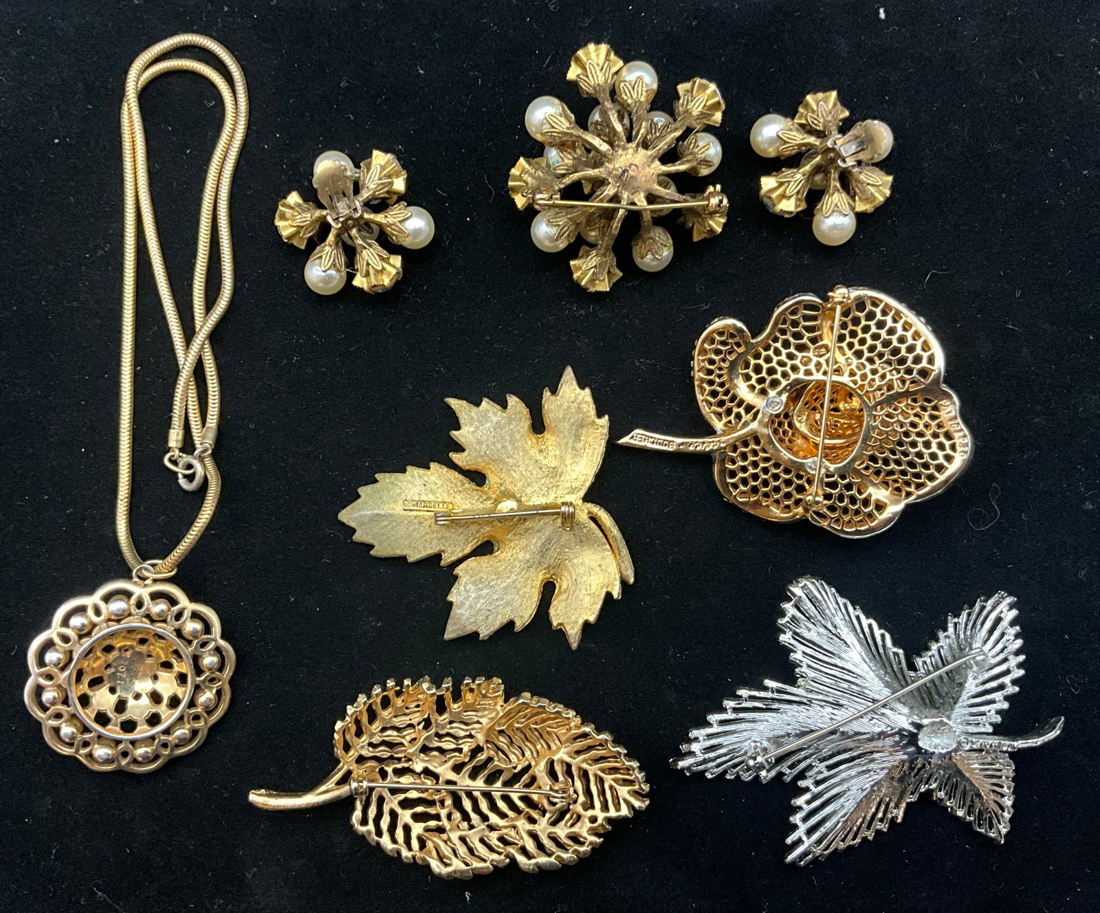 A Collection of Seven Pieces of Vintage Costume Jewelry - 3