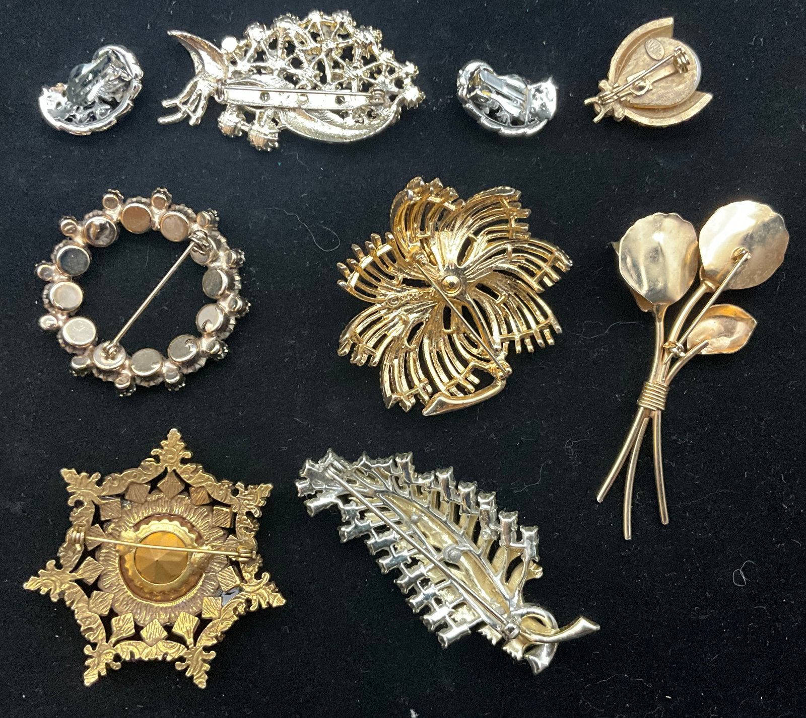 A Collection of Vintage Costume Jewelry Brooches and Earrings - 3