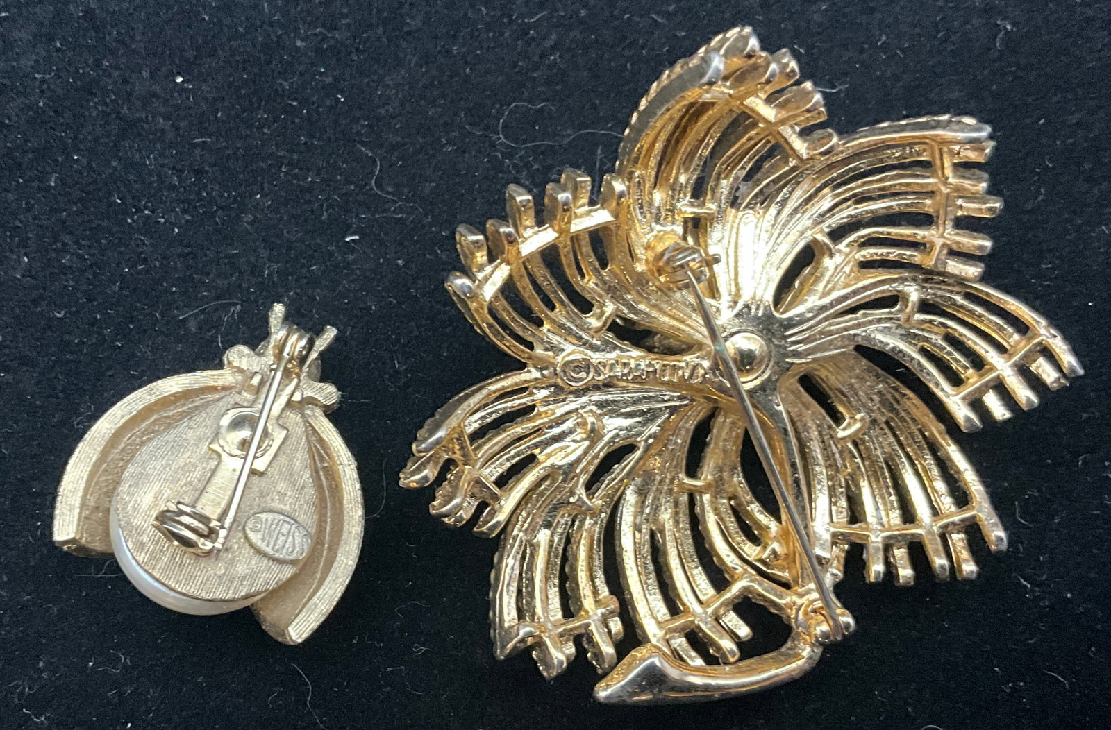 A Collection of Vintage Costume Jewelry Brooches and Earrings - 4