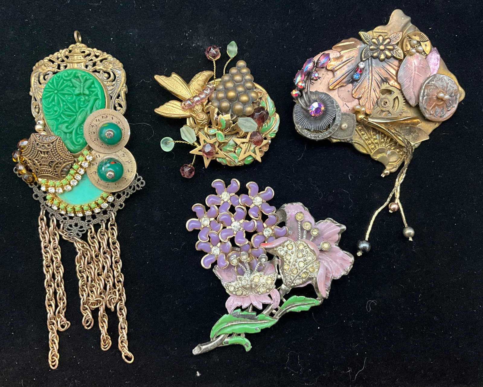 An Assortment of Vintage and Contemporary Brooches Including Coro and Sarah Jane - 2