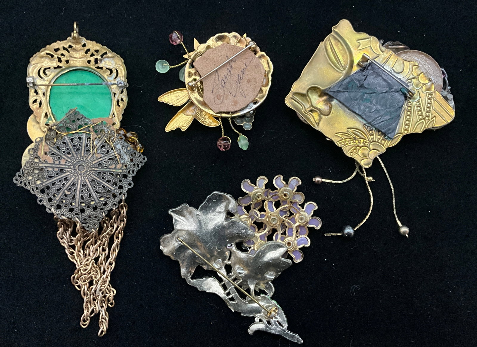 An Assortment of Vintage and Contemporary Brooches Including Coro and Sarah Jane - 3