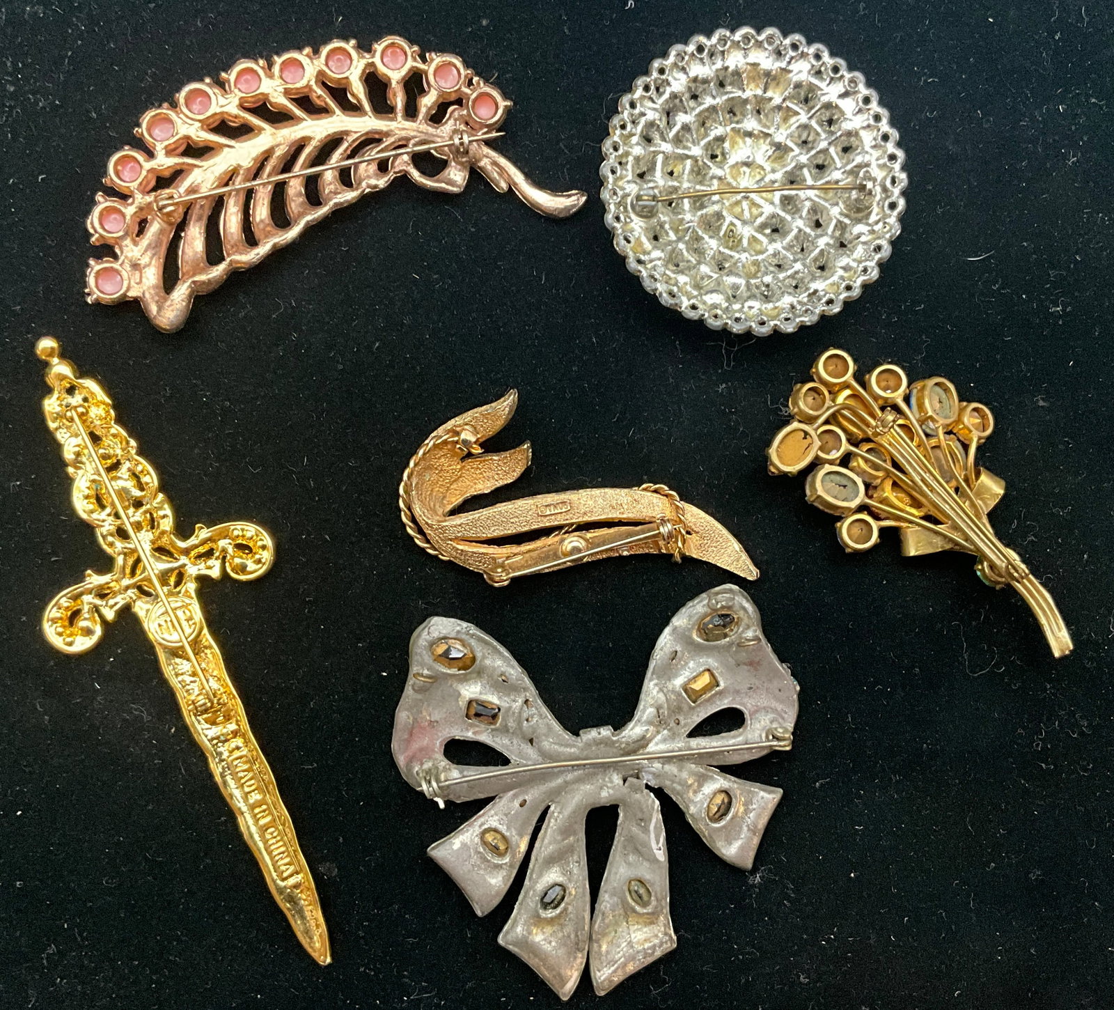 A Collection of Vintage and Contemporary Costume Jewelry Brooches Including Romac - 3