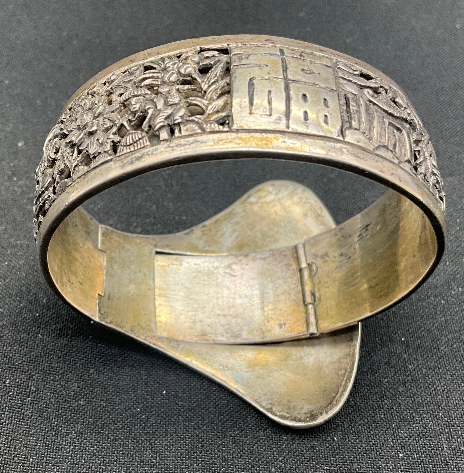 Chinese Export Silver-Tone Repousse and Pierced Work Hinged Bangle - 4