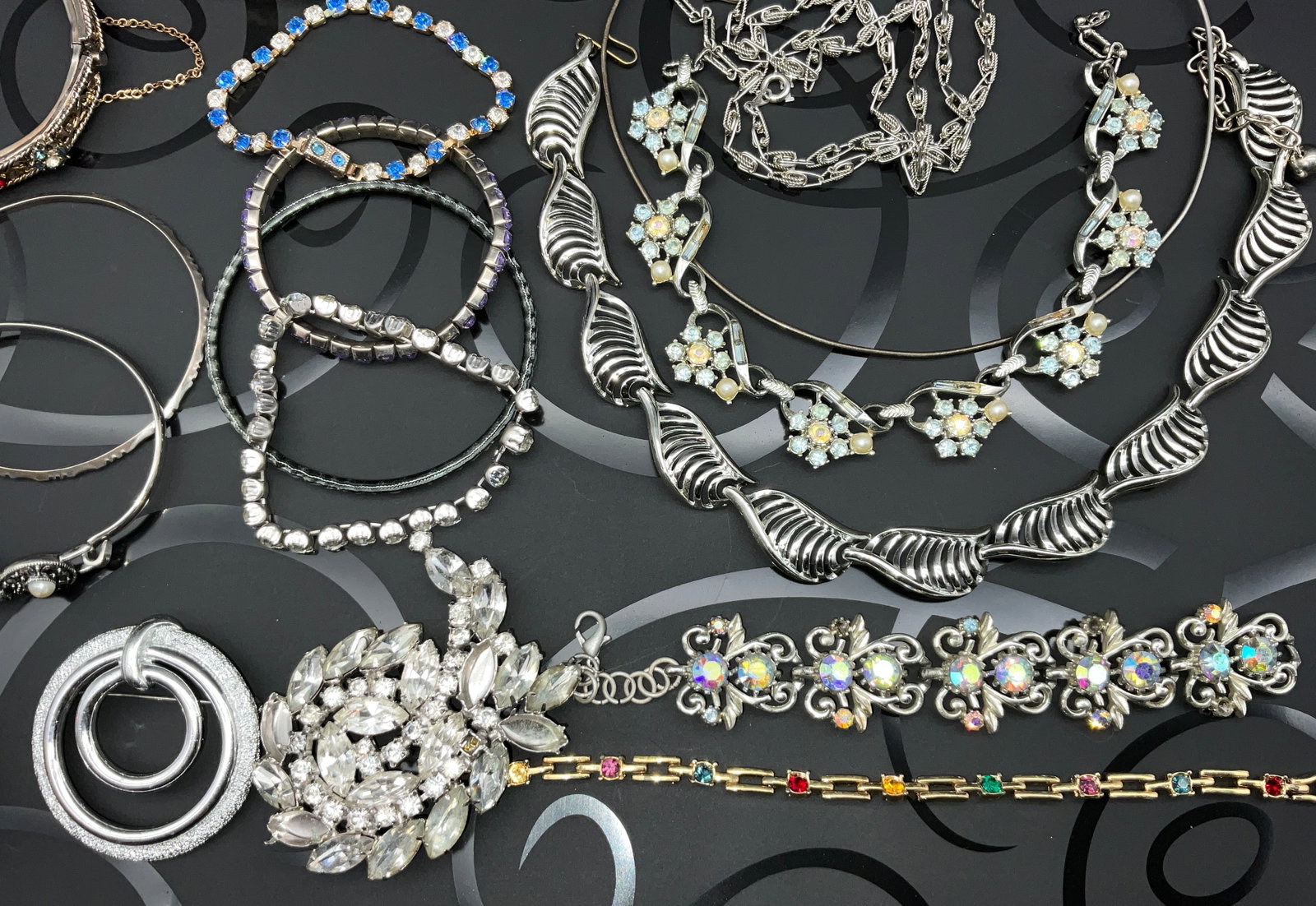 A Collection of Vintage Mid-Century Costume Jewelry - 5