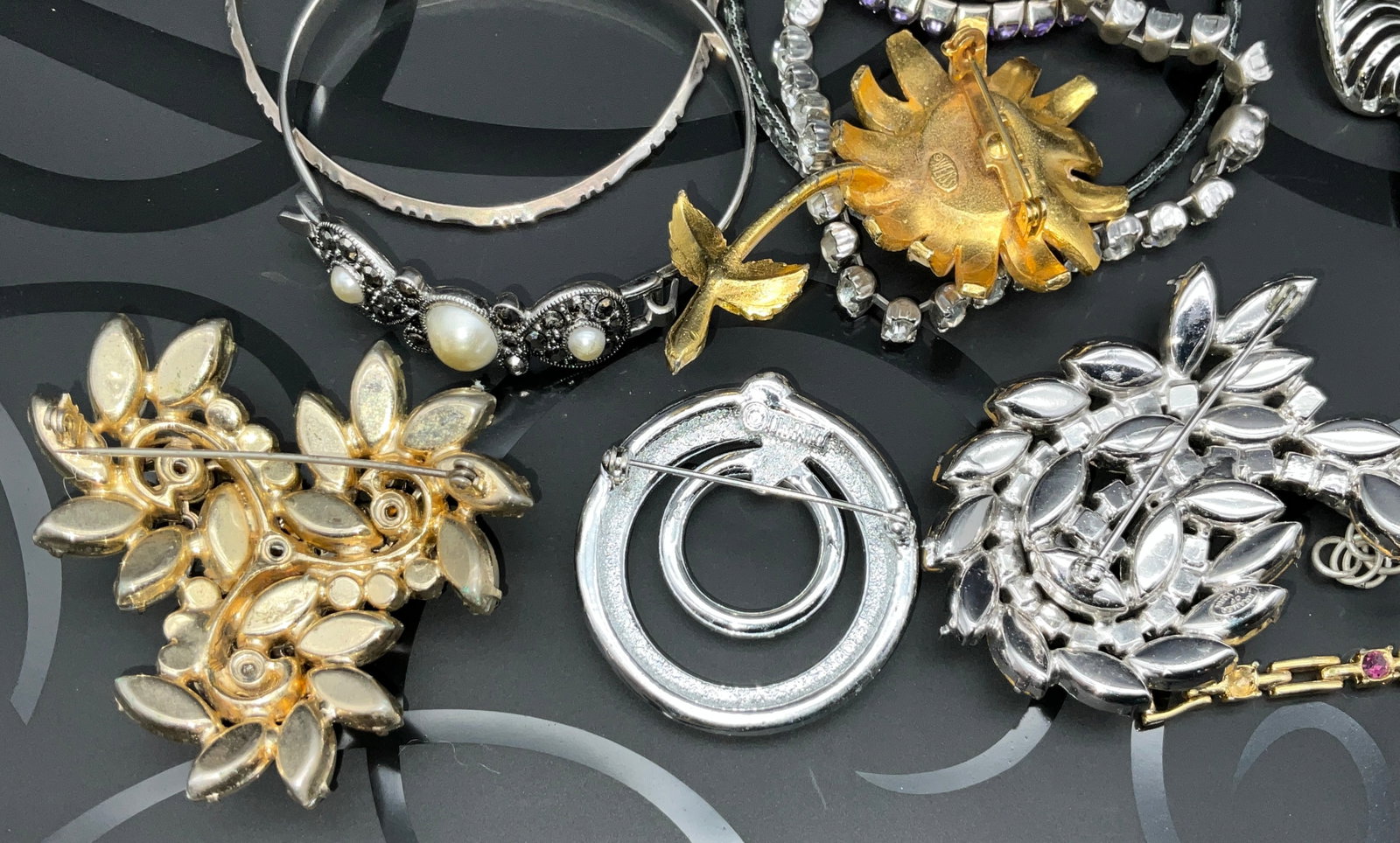 A Collection of Vintage Mid-Century Costume Jewelry - 6