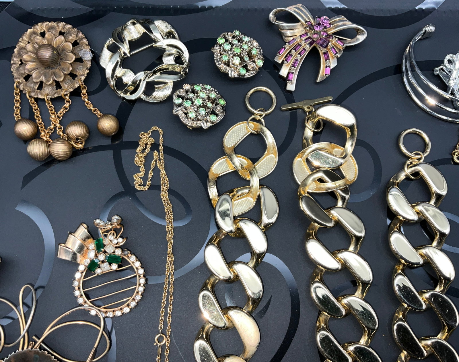 An Assortment of Eighteen Vintage Costume Jewelry Pieces - 3