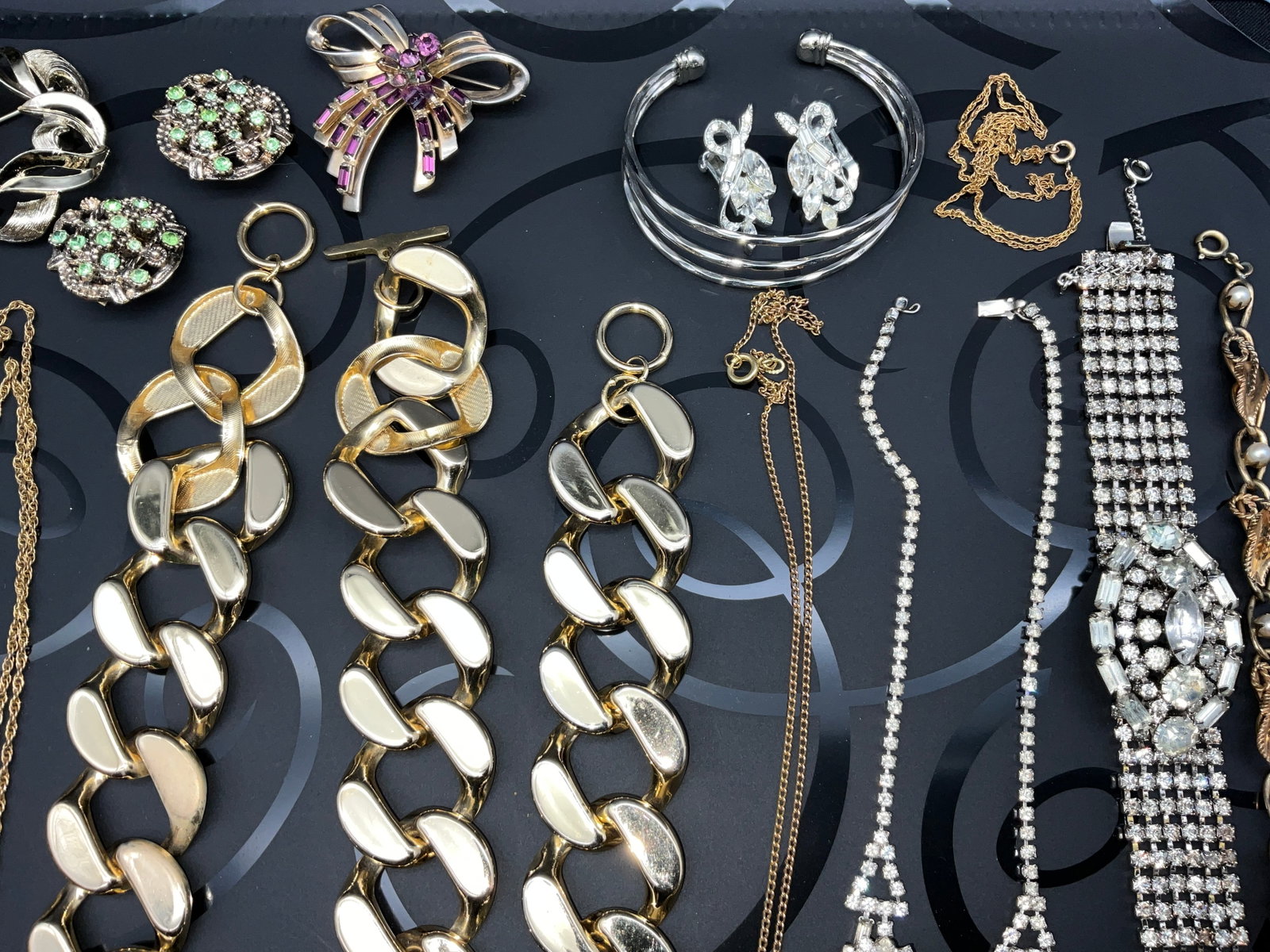 An Assortment of Eighteen Vintage Costume Jewelry Pieces - 4