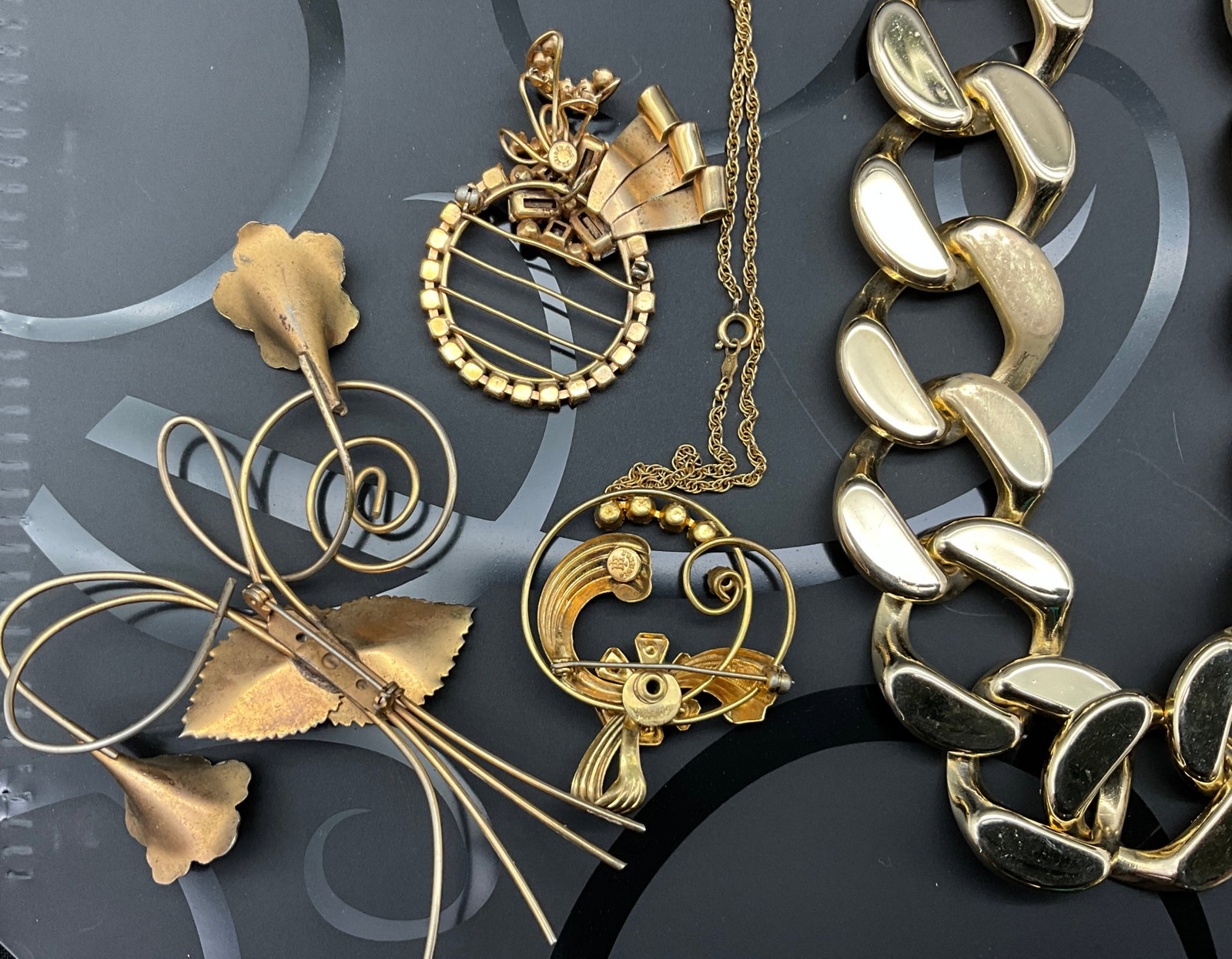 An Assortment of Eighteen Vintage Costume Jewelry Pieces - 7