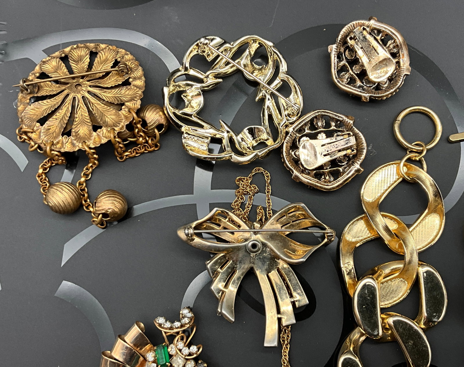 An Assortment of Eighteen Vintage Costume Jewelry Pieces - 8
