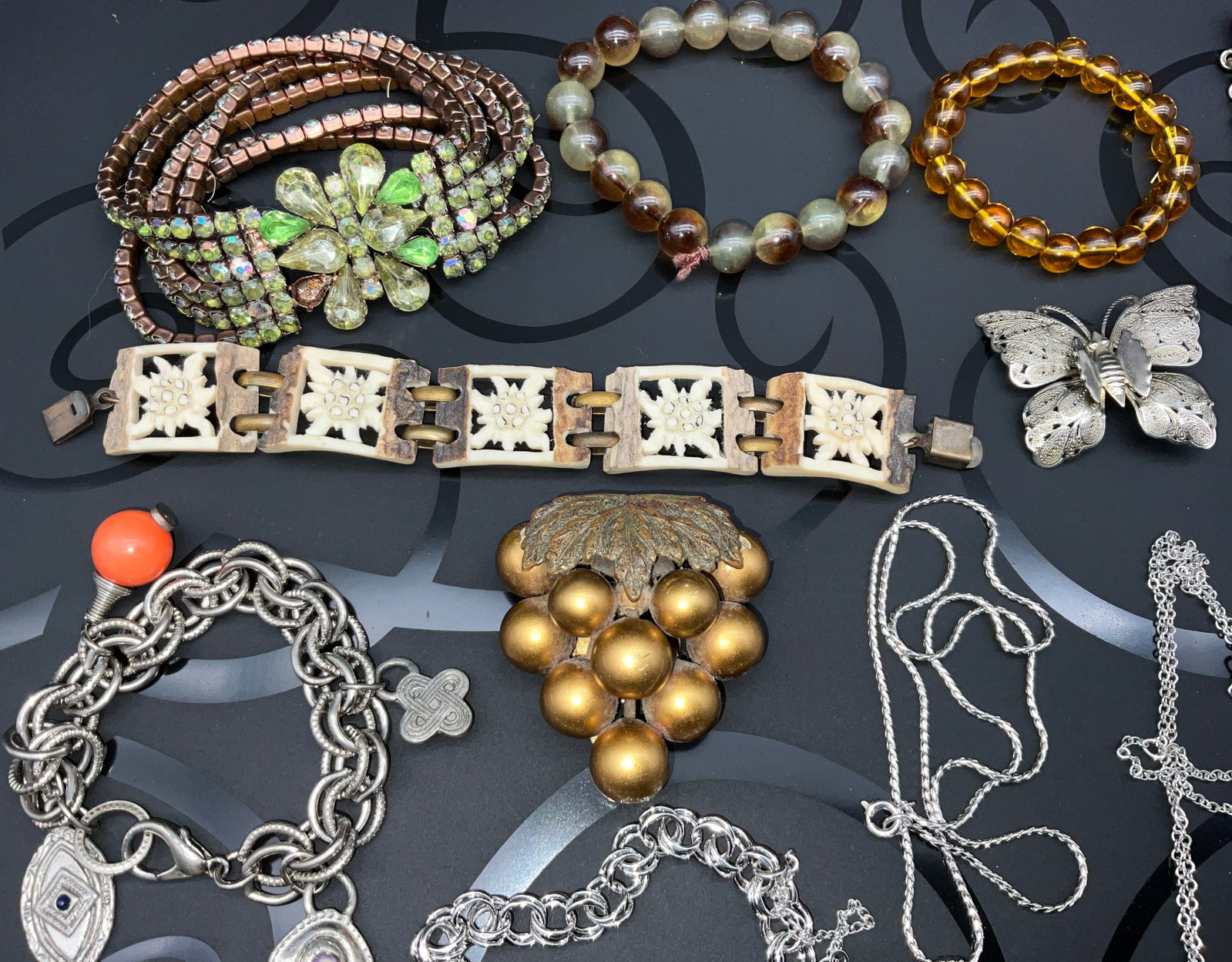 An Assortment of Vintage Costume Jewelry - 3