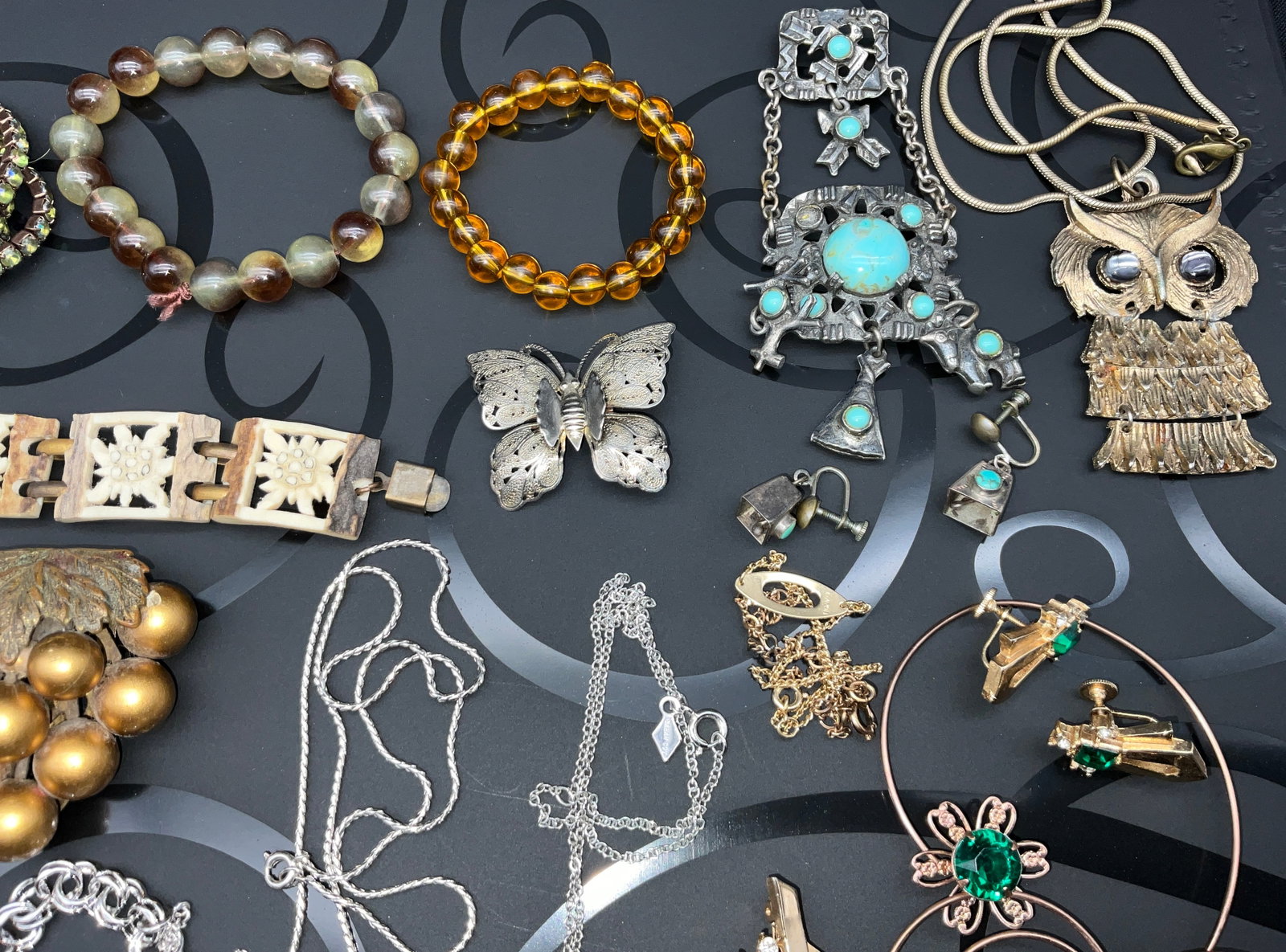 An Assortment of Vintage Costume Jewelry - 4