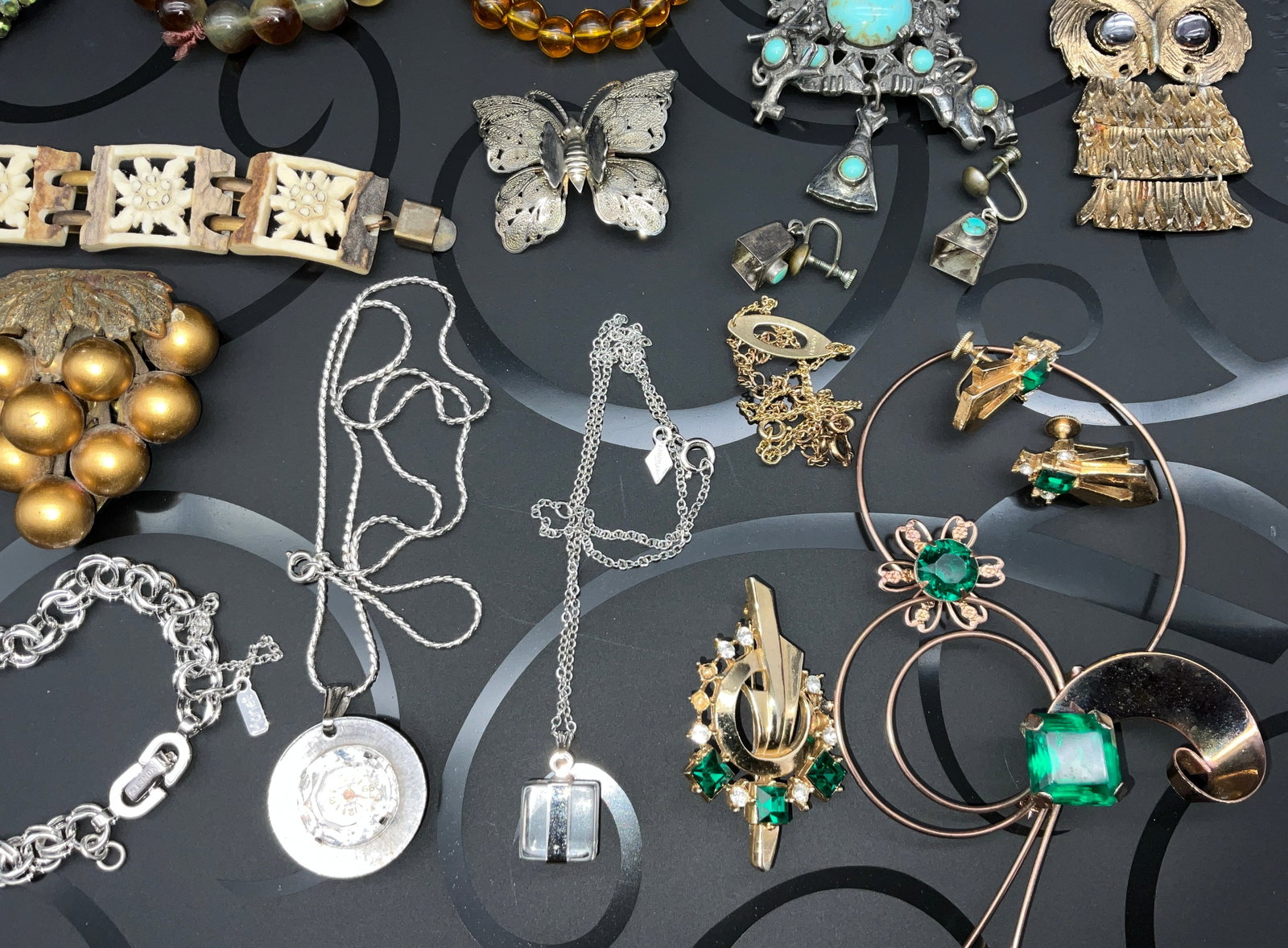 An Assortment of Vintage Costume Jewelry - 5
