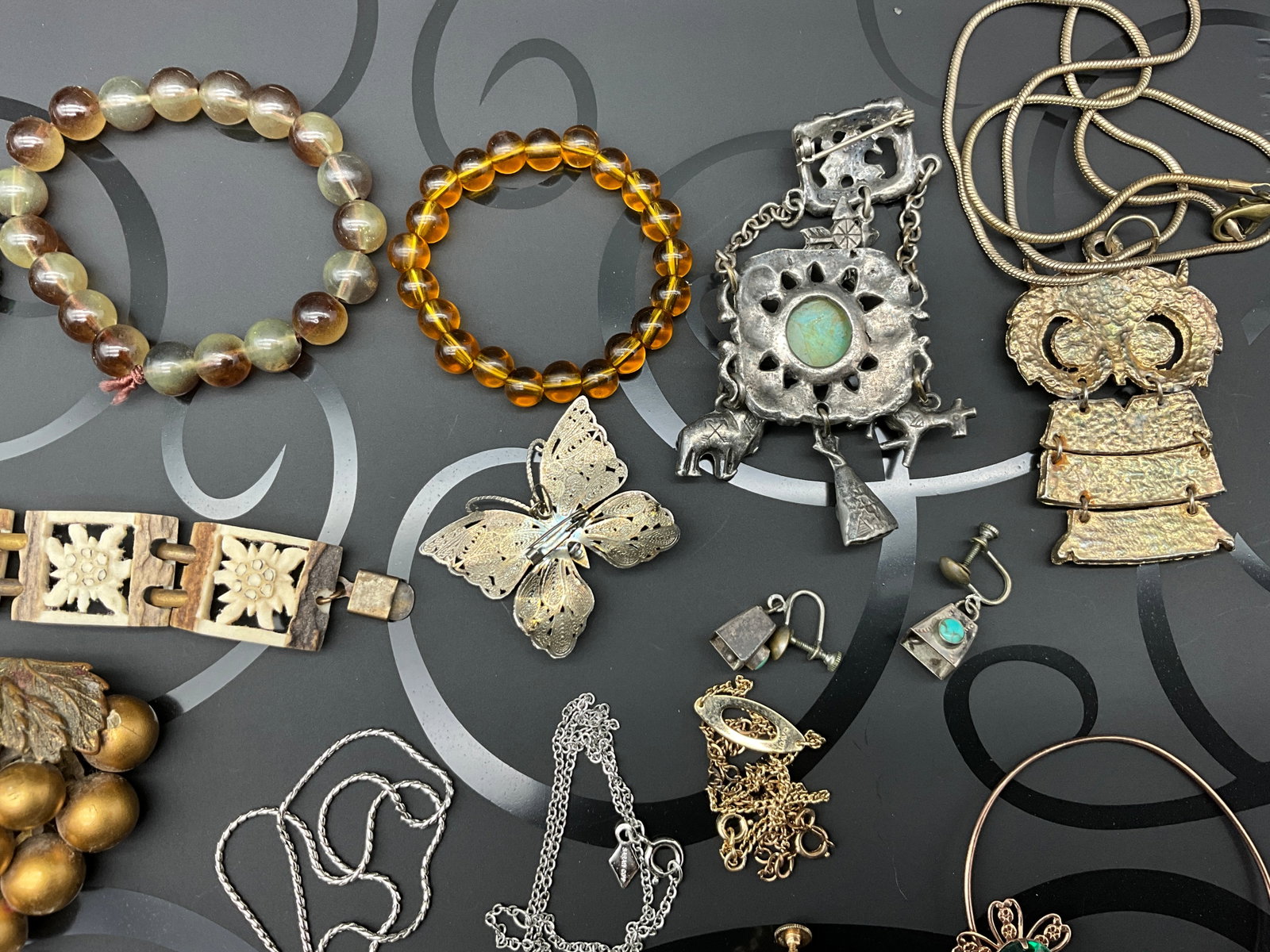 An Assortment of Vintage Costume Jewelry - 7