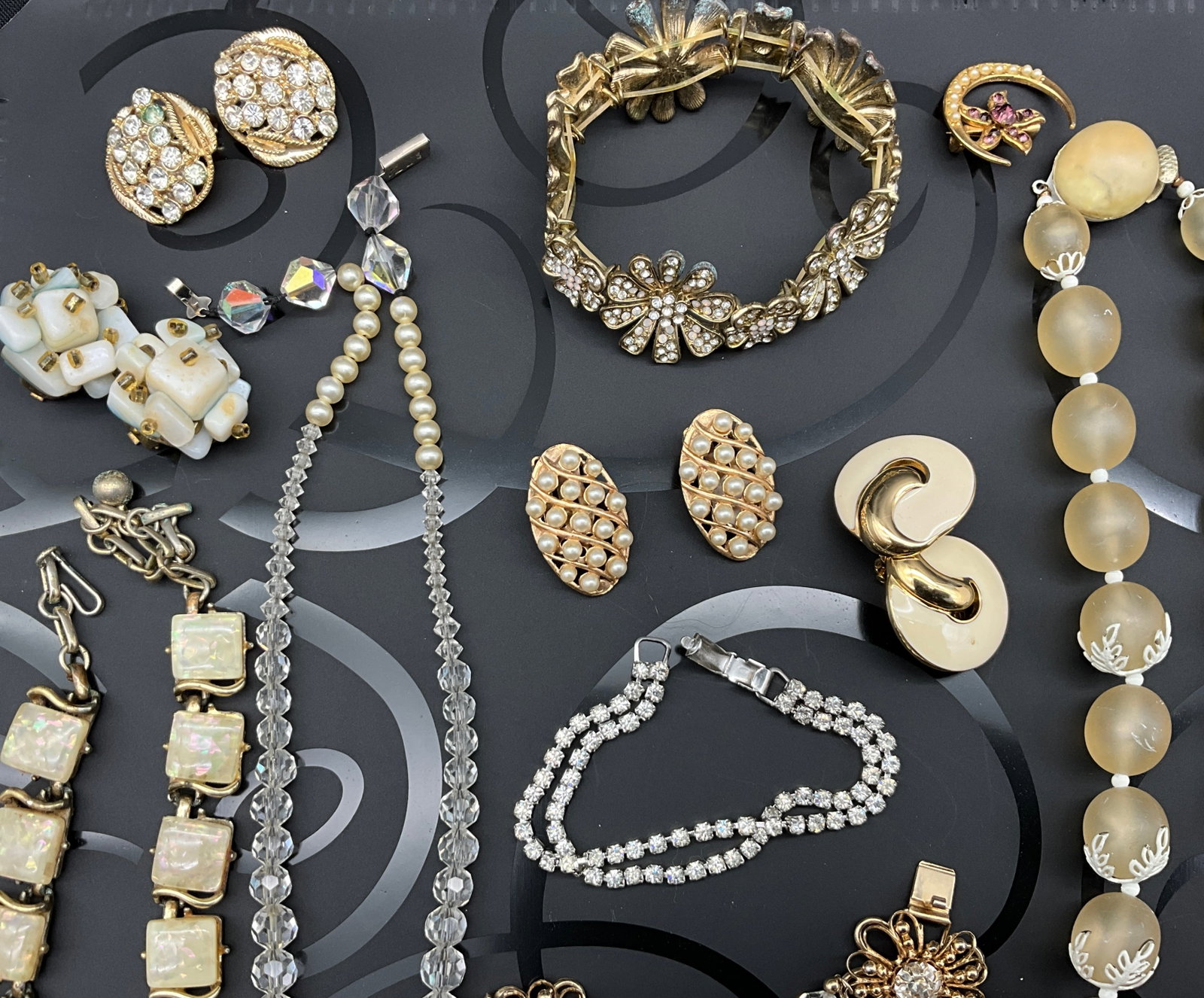 A Collection of 16 Pieces of Vintage Costume Jewelry Including Trifari and Scandia - 3