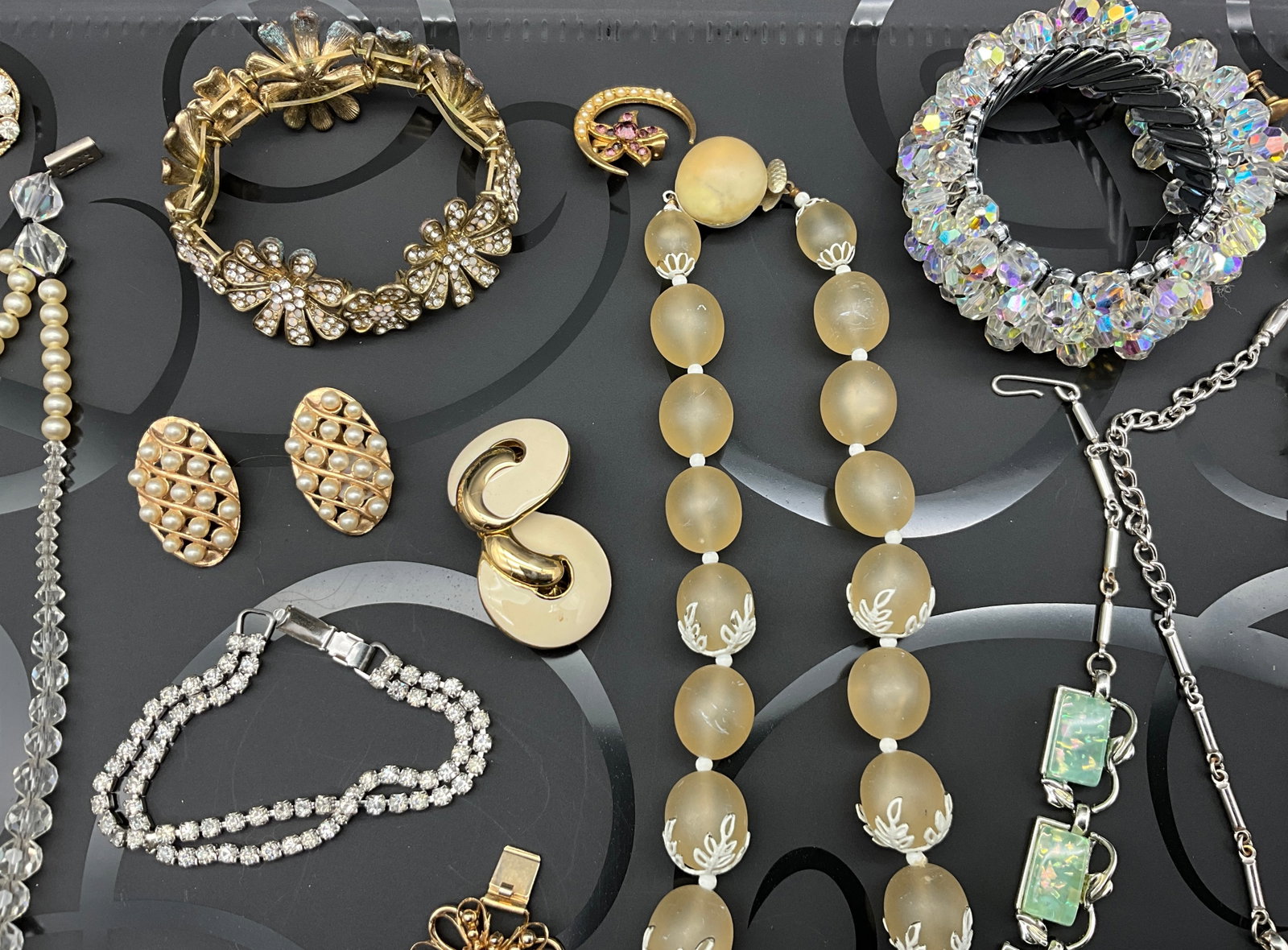 A Collection of 16 Pieces of Vintage Costume Jewelry Including Trifari and Scandia - 4