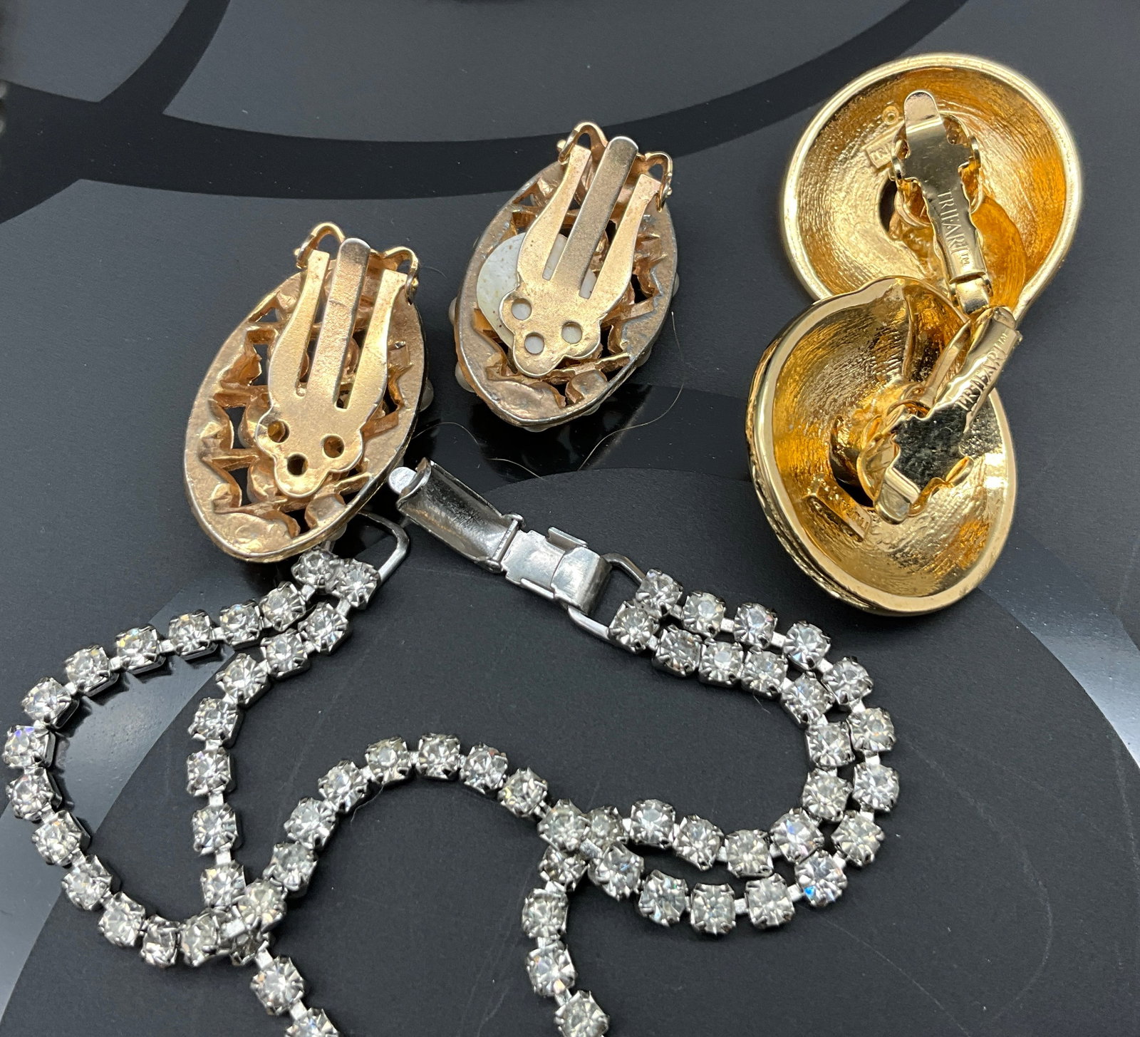A Collection of 16 Pieces of Vintage Costume Jewelry Including Trifari and Scandia - 8
