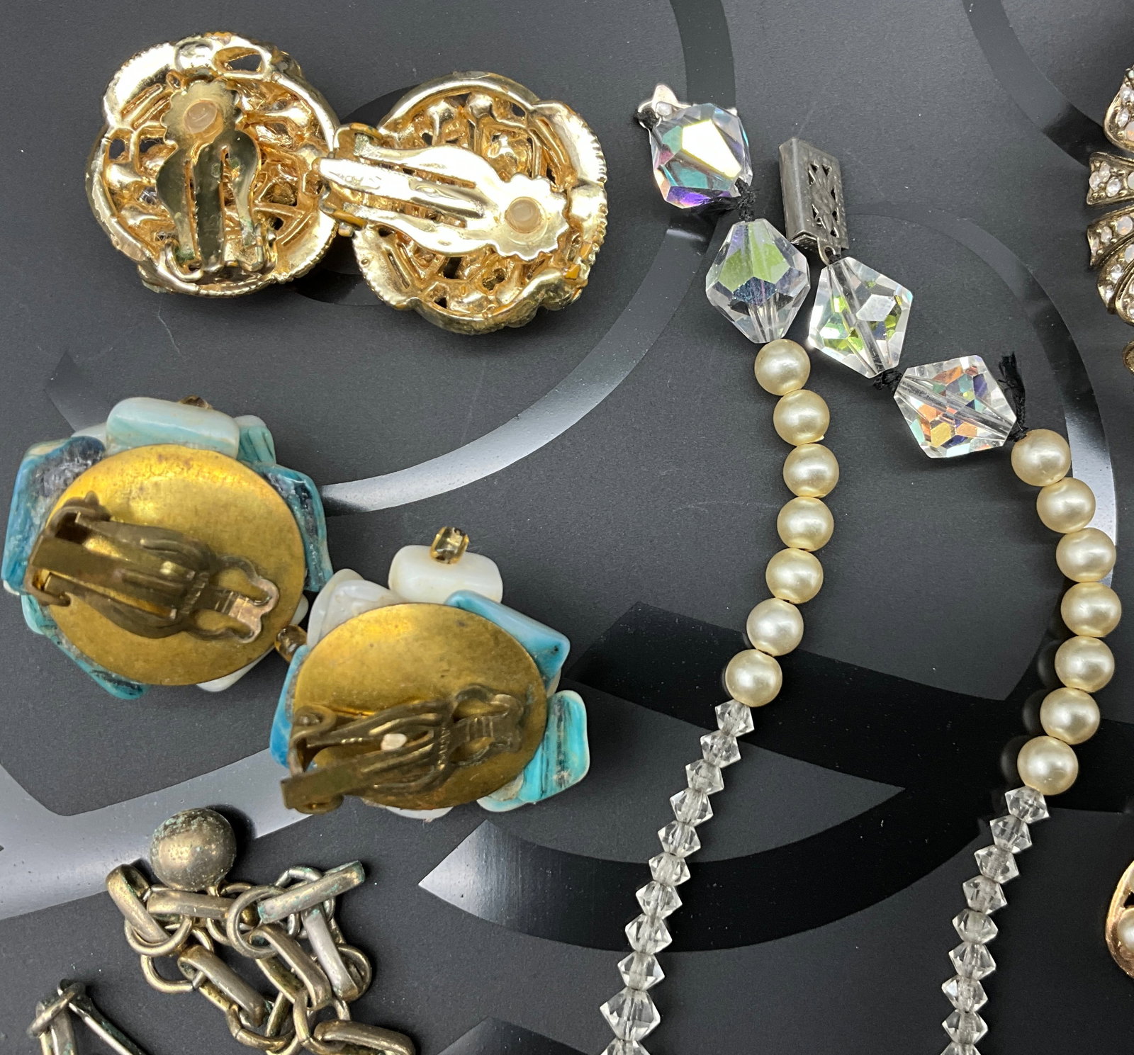 A Collection of 16 Pieces of Vintage Costume Jewelry Including Trifari and Scandia - 9
