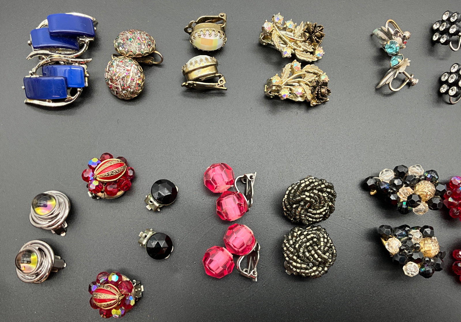 A Collection of Vintage Costume Clip-on and Screw-back Earrings - 3
