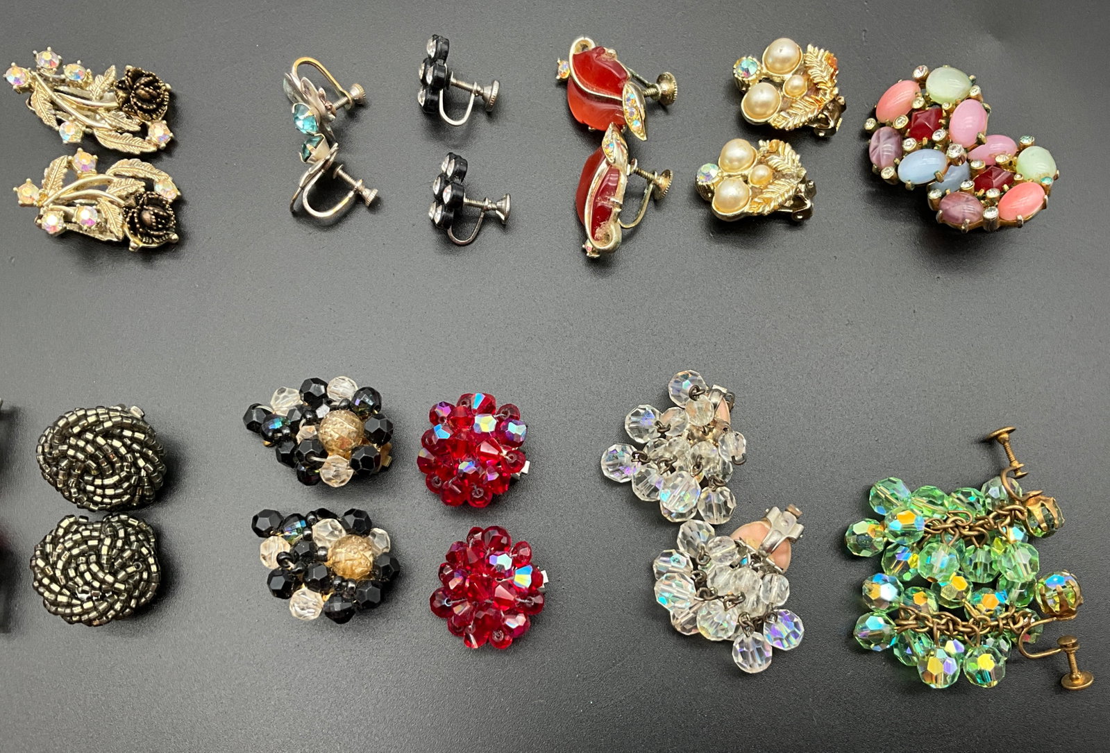 A Collection of Vintage Costume Clip-on and Screw-back Earrings - 4
