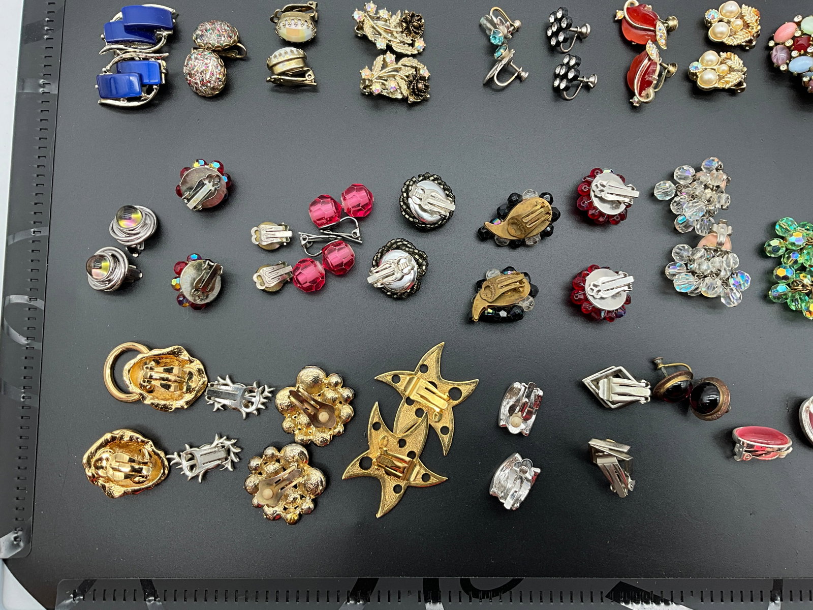 A Collection of Vintage Costume Clip-on and Screw-back Earrings - 6