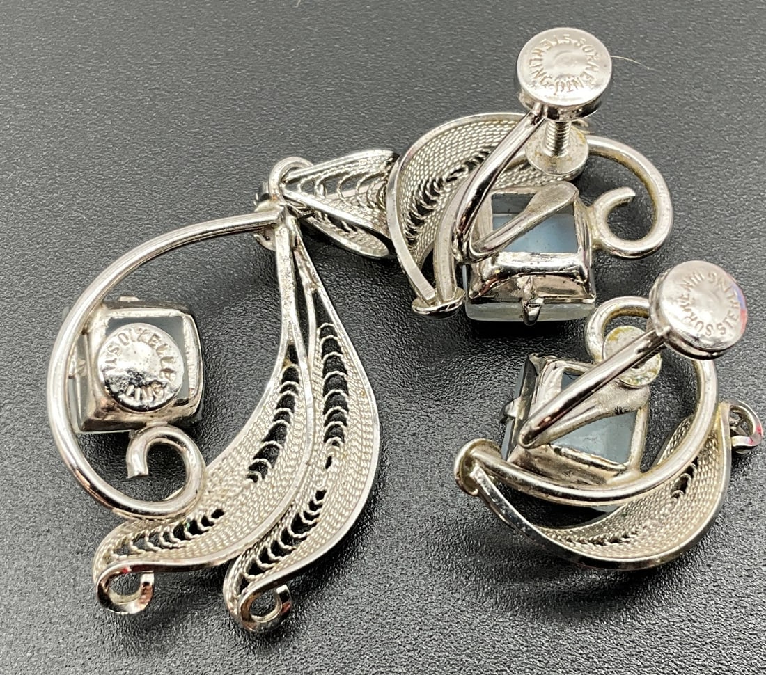 A Collection of Vintage Costume Fashion Jewelry - 4