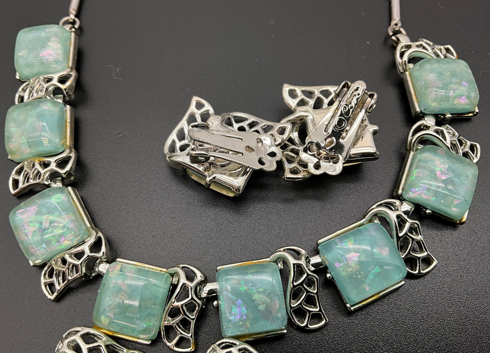 A Collection of Vintage Costume Jewelry - 4