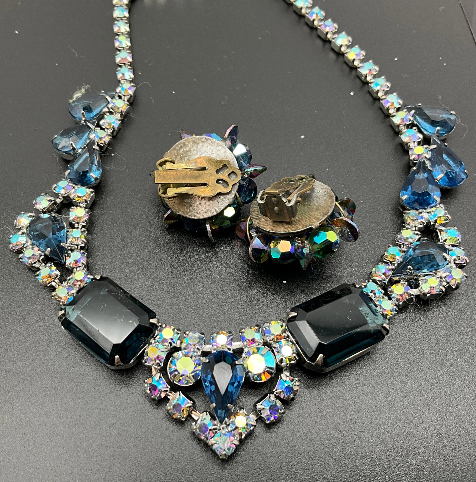 A Collection of Vintage Costume Jewelry - 5