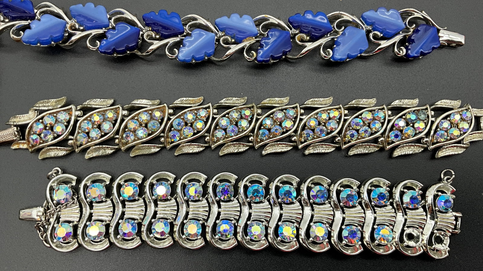 An Assortment of Ten Mid-Century Costume Jewelry Pieces - 4