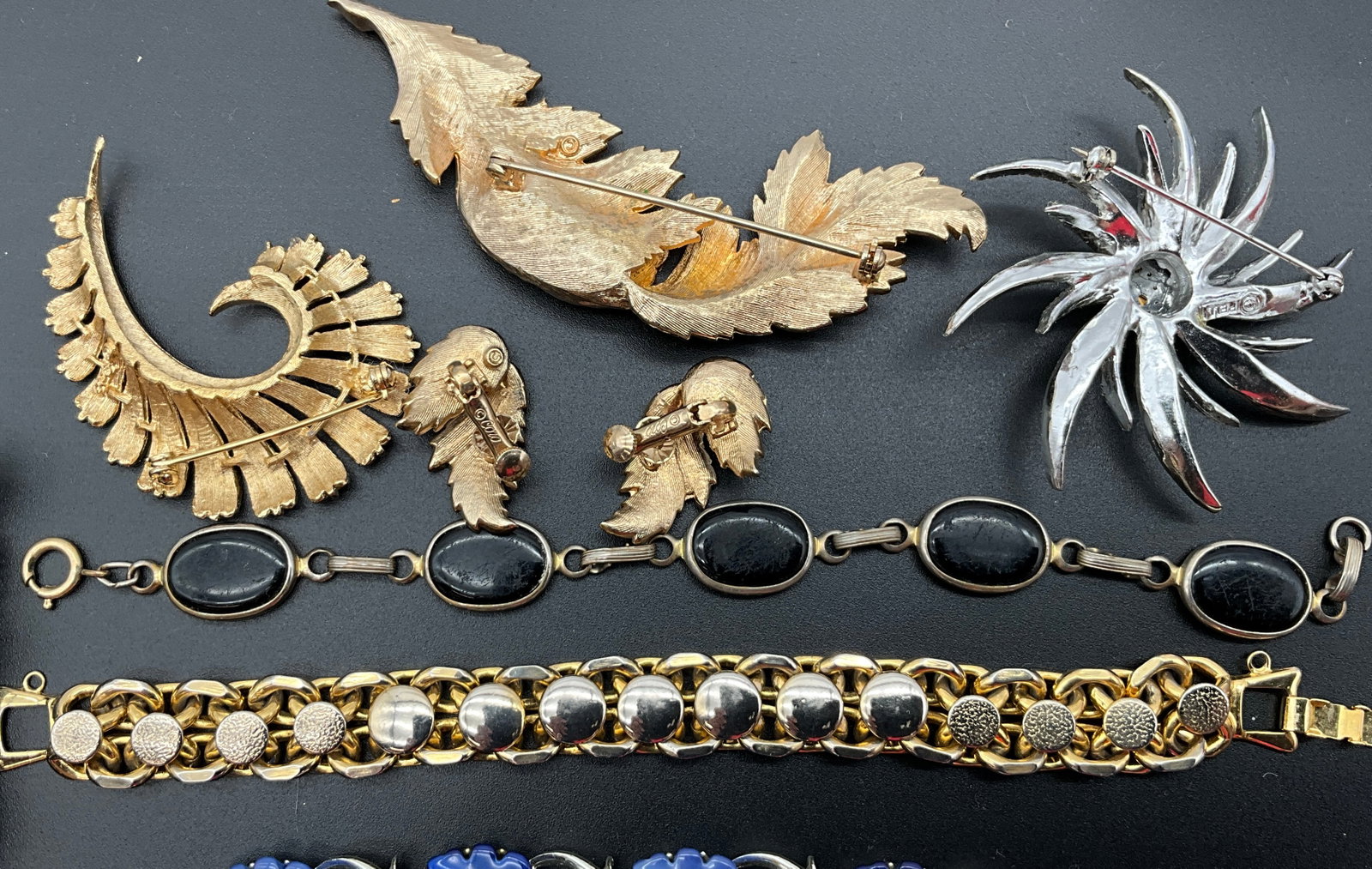 An Assortment of Ten Mid-Century Costume Jewelry Pieces - 7