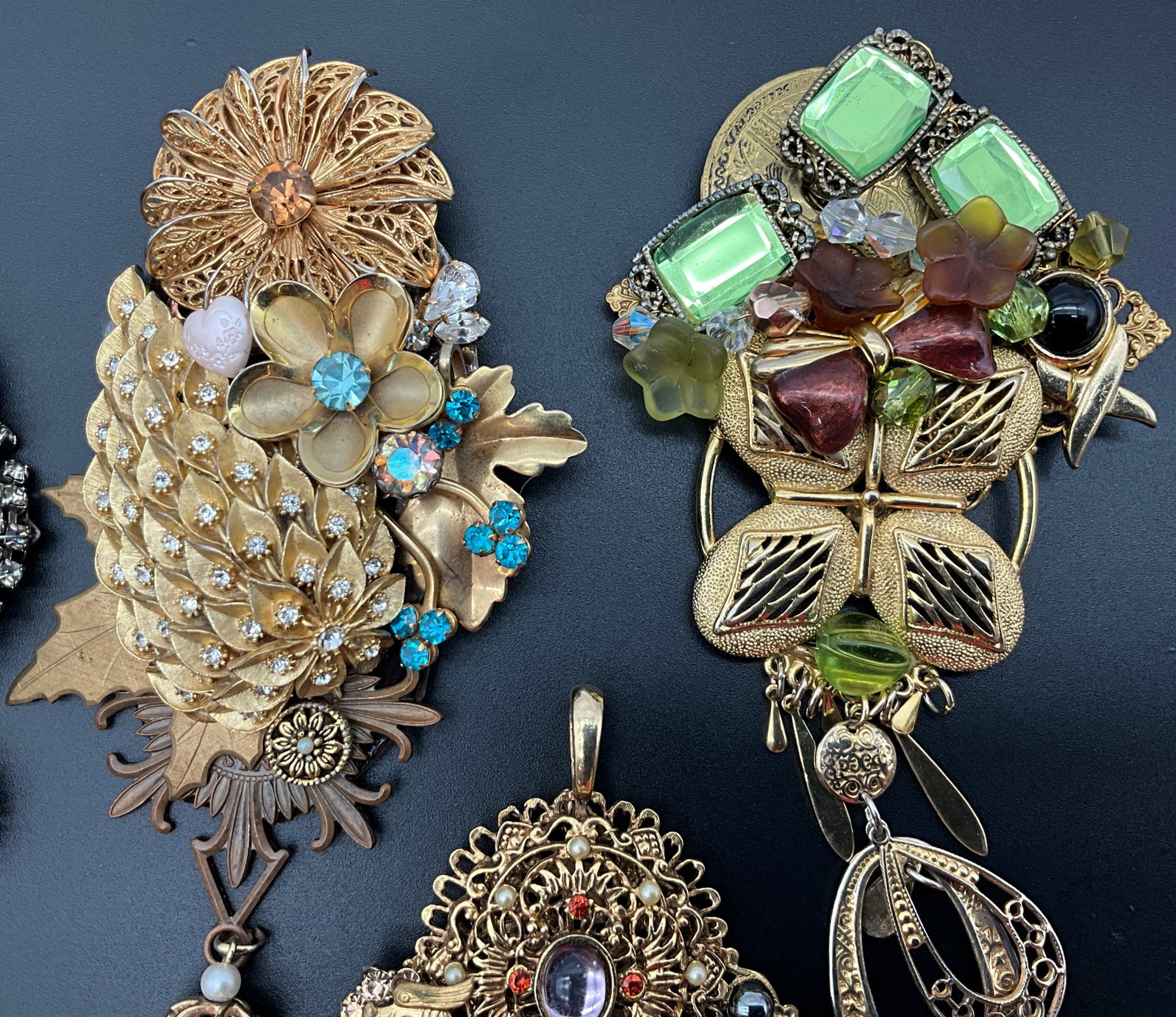 A Lot of Four Sarah Jane Signed Costume Jewelry Brooches - 3