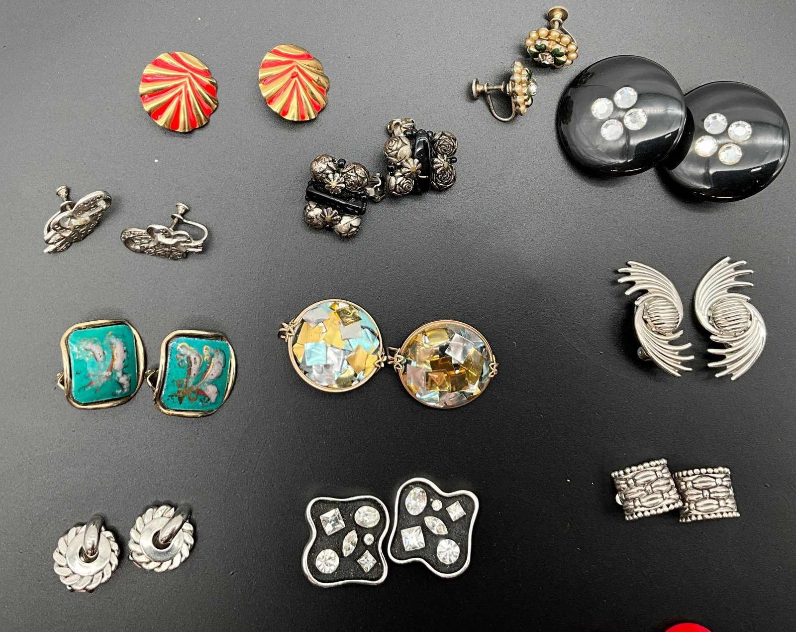 A Collection of Vintage Costume Jewelry Earrings - 3