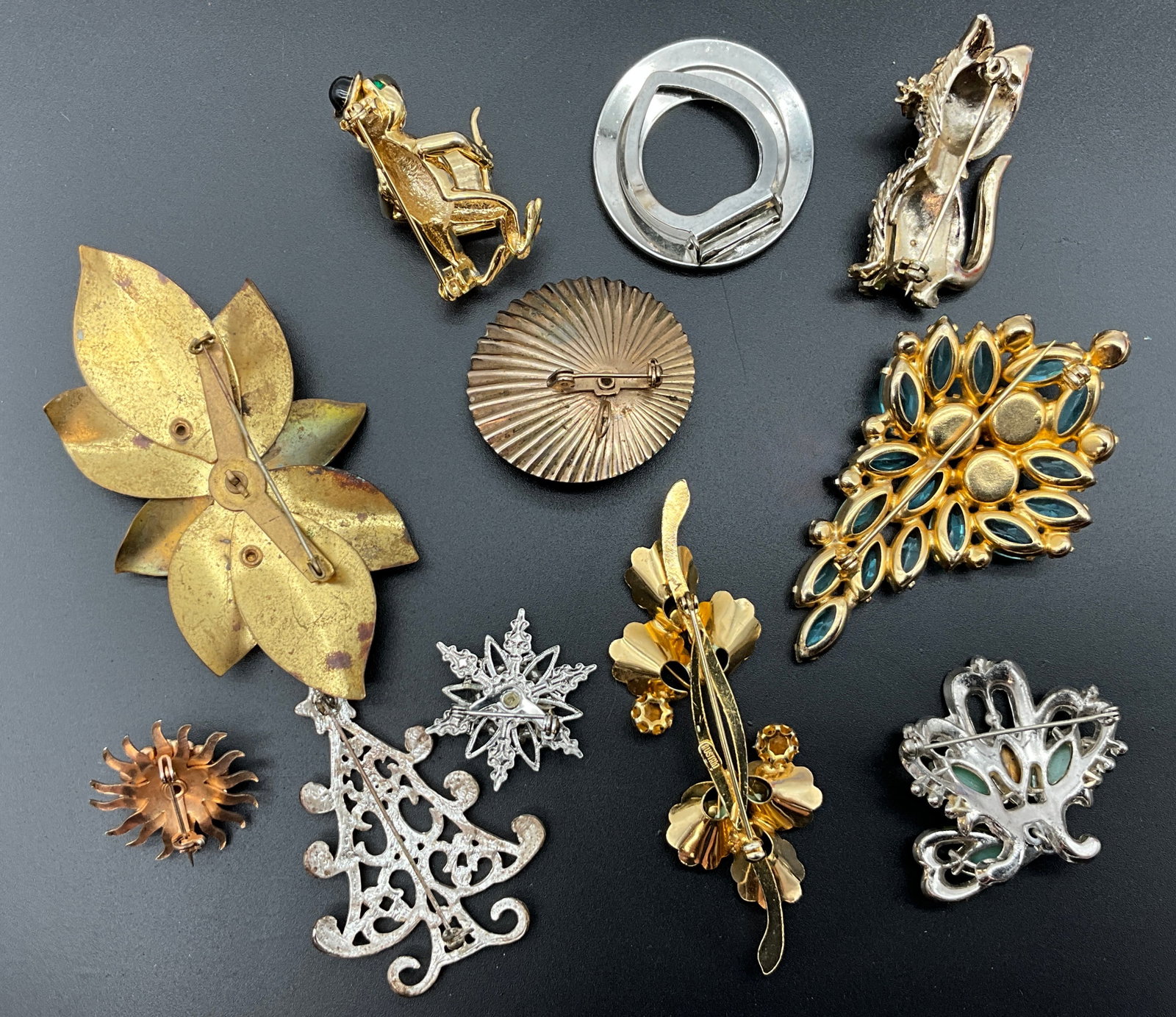 A Collection of Vintage Costume Jewelry Brooches and One Scarf Clip - 5