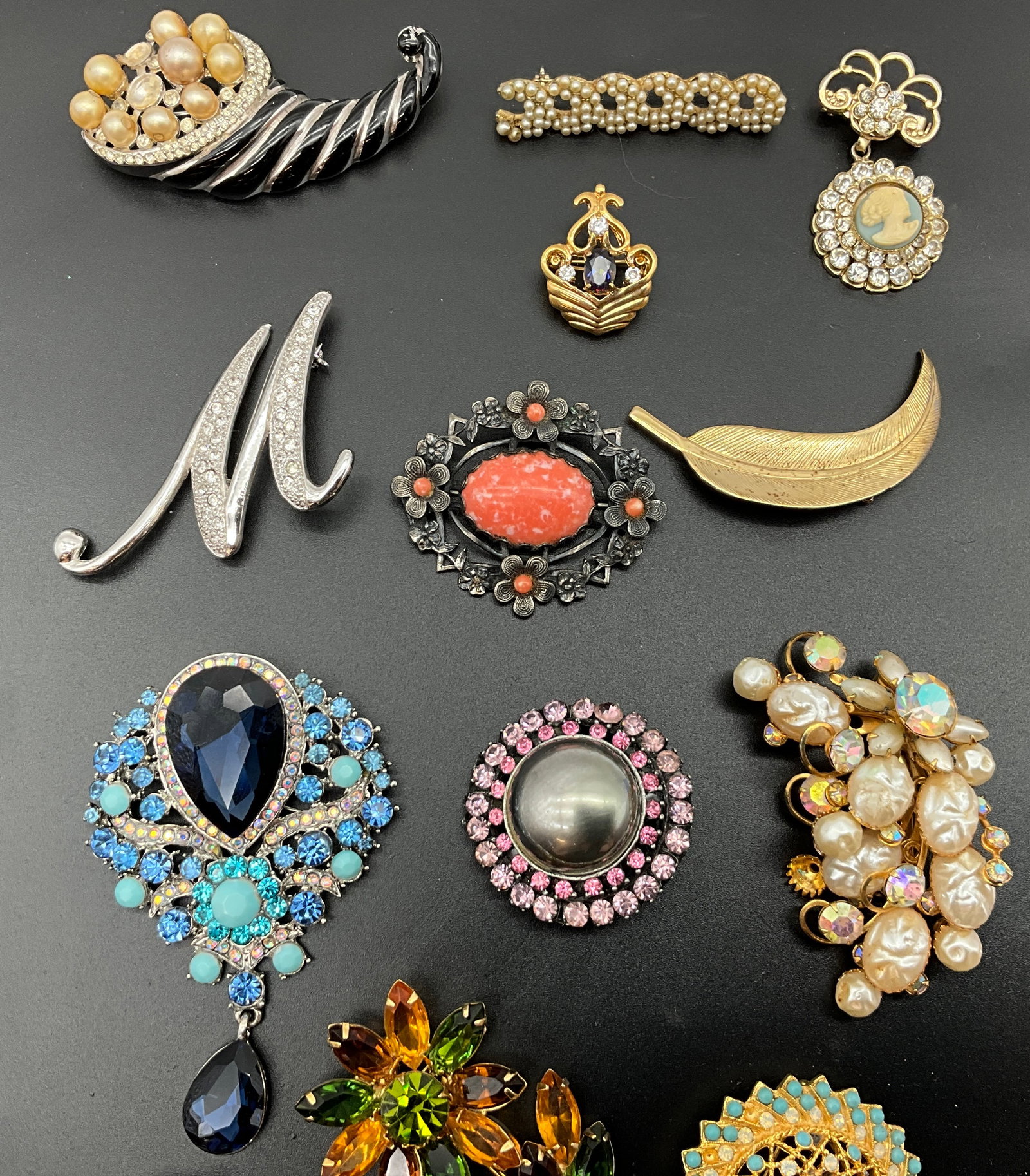 An Assortment of Vintage Costume Jewelry Brooches - 3