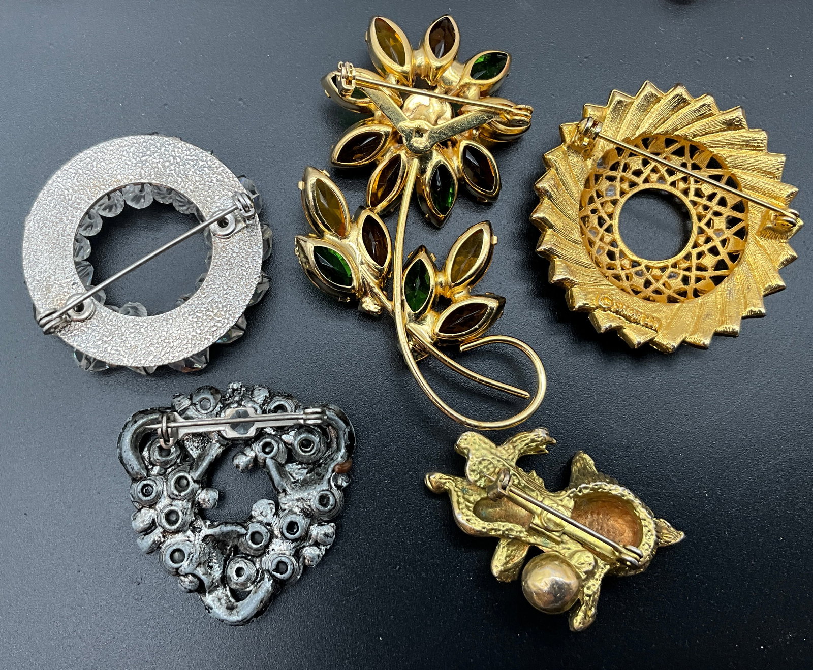 An Assortment of Vintage Costume Jewelry Brooches - 4