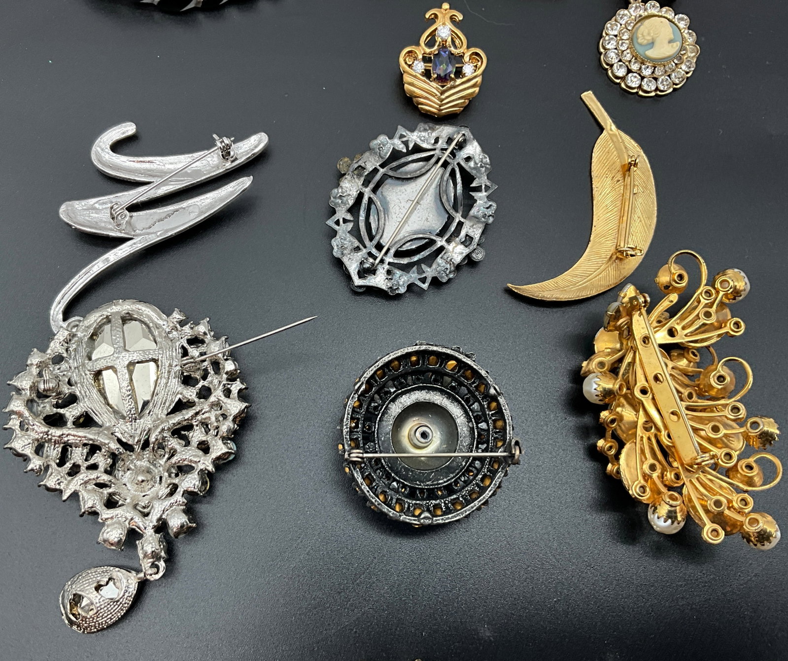 An Assortment of Vintage Costume Jewelry Brooches - 5