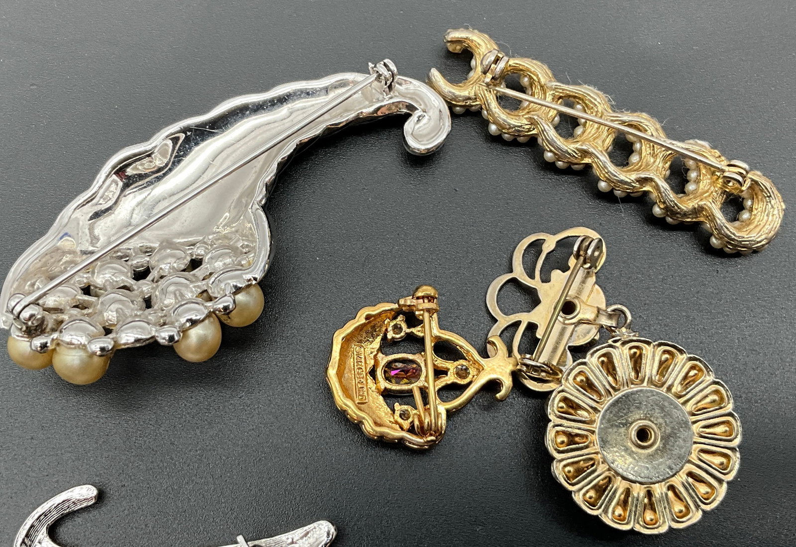An Assortment of Vintage Costume Jewelry Brooches - 6