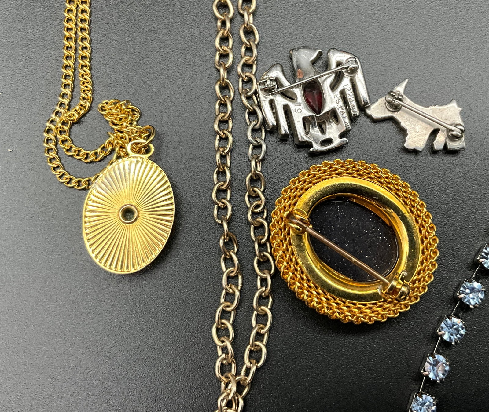 An Assortment of Vintage and Contemporary Costume Jewelry - 7
